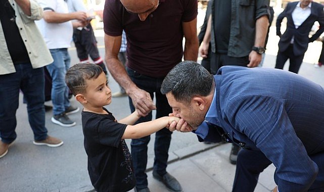 Başkan Arı’dan Festival Coşkusu: Kabak Çekirdeği Hediyesiyle Şehrin Tadını Paylaşan Anlık Sürpriz