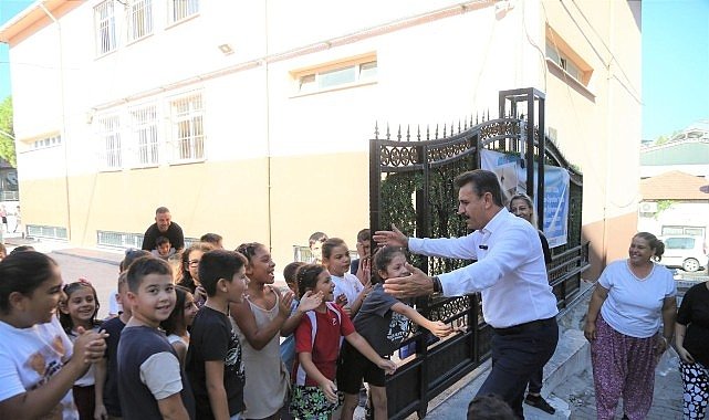 Dikili Belediyesi’nden minik öğrencilere eğitim seti desteği