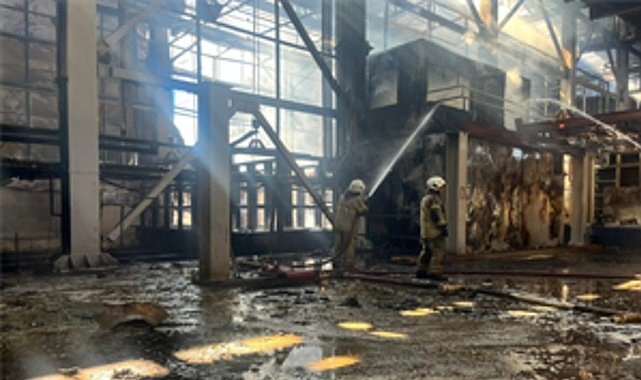 İzmir İtfaiyesi, ALOSBİ’deki fabrika yangınına hızlı müdahale ile zararları minimuma indirdi