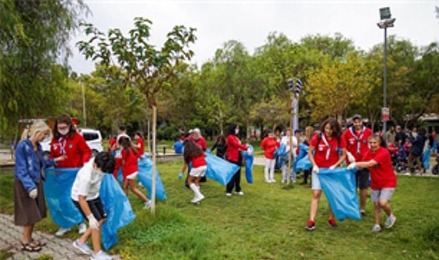İzmirli Çevreci Gücüyle Dünya Rekoru İçin Kıyı Temizliğine Liderlik Ediyor