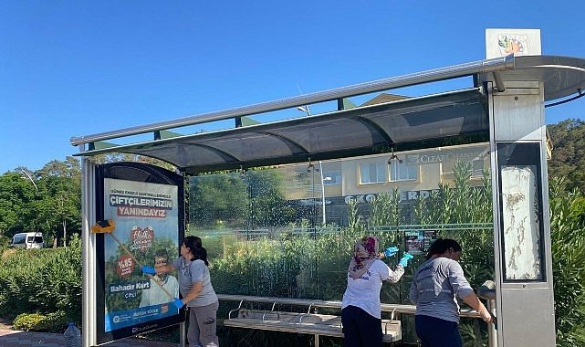 Kemer’de otobüs durakları temizleniyor