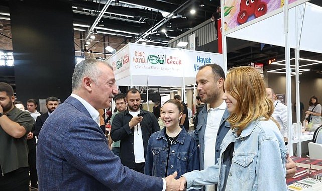 Başkan Büyükakın fuarı gezdi kitap severler ile sohbet etti