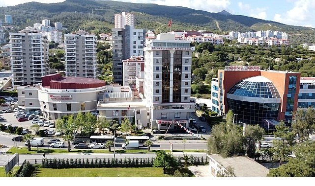 Narlıdere Belediyesi’nden minik öğrencilere çanta ve kırtasiye desteği