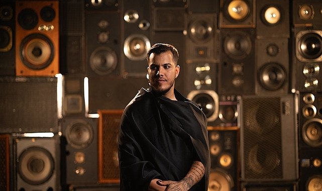 Ozan Kartal’dan geleneksel ritimlere modern yorum: ‘Zeibeck In The Desert’ yayında!