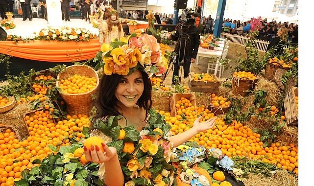 Seferihisar’ın köklü geleneklerinden biri olan Mandalina Şenliği, bu yıl 25’inci kez düzenleniyor.