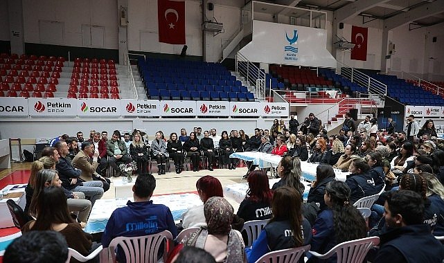 Aliağa Belediyesi Personelinden Başkan Serkan Acar’a Doğum Günü Sürprizi