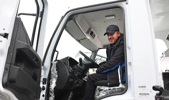 Başkan Arı, Kar Küreme Aracını Sürerek Temizlik Çalışması Yaptı