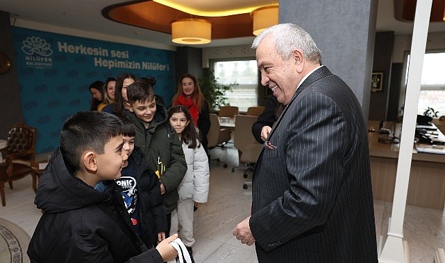 Badırgalı çocuklar el emeklerini Başkan Şadi Özdemir’e hediye etti