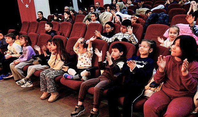 Bornova’da yarıyıl tatili tiyatroyla şenlendi