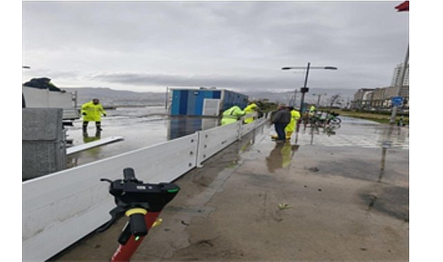 Fırtına duvarı Kordon’da taşkını önledi