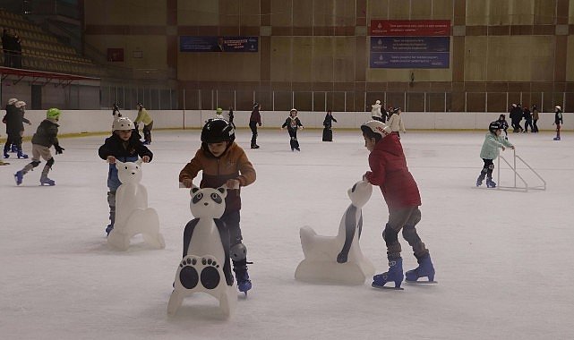 Maltepeli çocuklar tatilin keyfini buz pistinde çıkardı