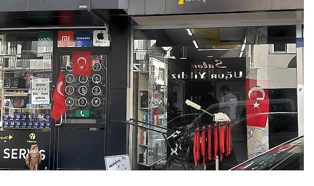 Karaman Belediyesi’nden Esnaflara Bayrak Hediyesi