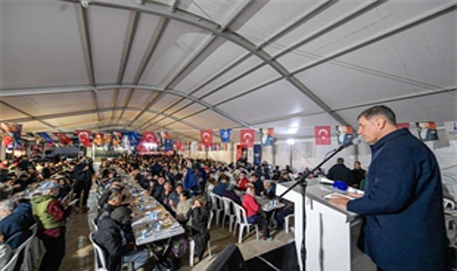 Başkan Tugay, arife gününde Urlalılarla oruç açtı