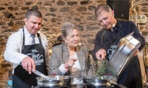 Başkan Tugay Tire’de önlük giydi, mutfağa girdi, yemek yaptı