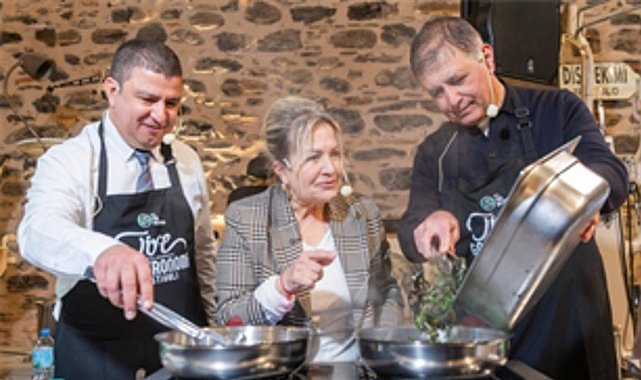 Başkan Tugay Tire’de önlük giydi, mutfağa girdi, yemek yaptı