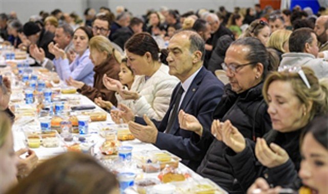Büyükşehir’in iftar sofrası bu kez Foça’da kuruldu