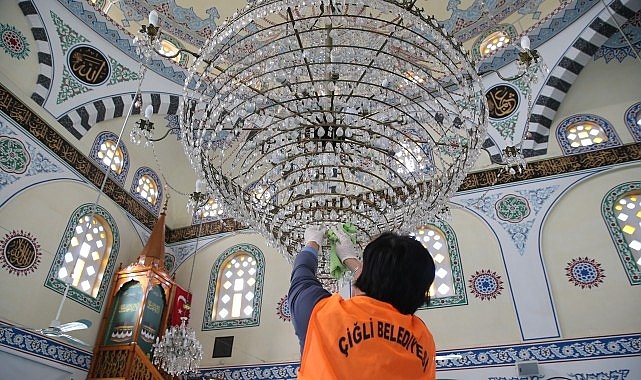 Çiğli’de Bayram Öncesi Cami Ve Mezarlıklarda Kapsamlı Temizlik