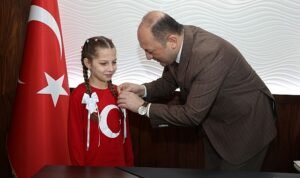 İstiklal Marşı Birincisi Ecem Hifa Sert’e Başkan Selçuk Yıldız’dan Ödül