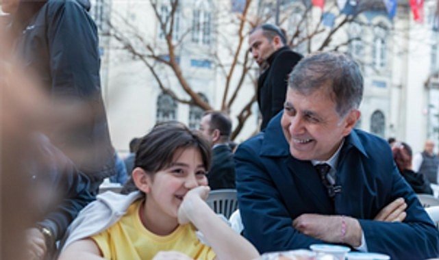 İzmir Büyükşehir Belediyesi’nin iftar sofrası Kemeraltı’nda kuruldu