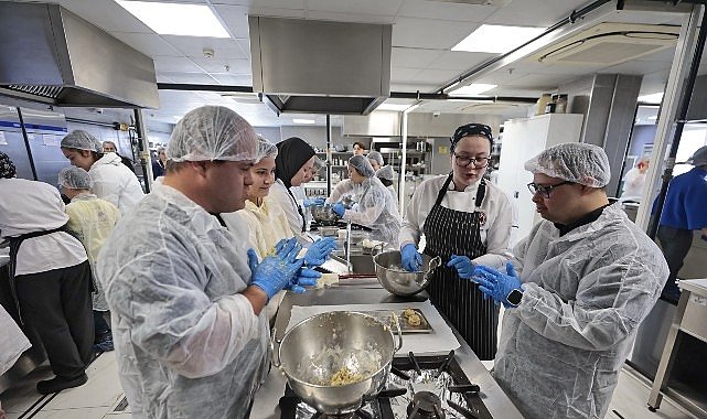 Konak’ın temiz kalpli şeflerinden down sendromuna ‘tatlı’ farkındalık