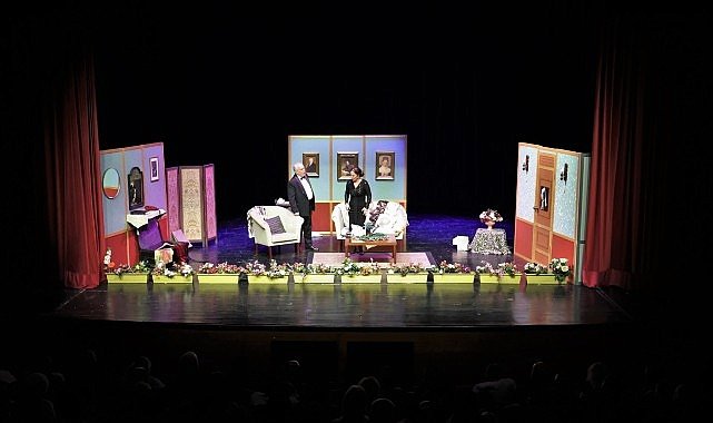 ‘Kral Dairesi’ Cennet Sahnesi’nde Prömiyer Yaptı