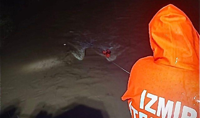 Menderes’te araç dereye uçtu, İzmir İtfaiyesi seferber oldu