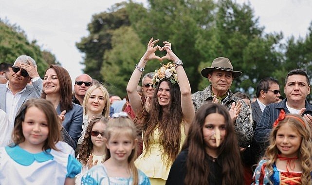 15. Uluslararası Alaçatı Ot Festivali’nin görkemli korteji ve 23 Nisan gururu bir arada