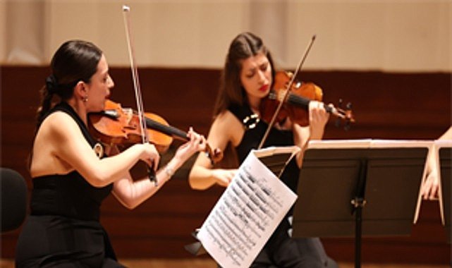 İzmir Oda Orkestrası yine ayakta alkışlandı