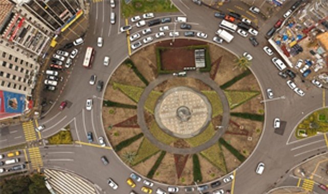 İzmir’in kalbi çiçek açtı