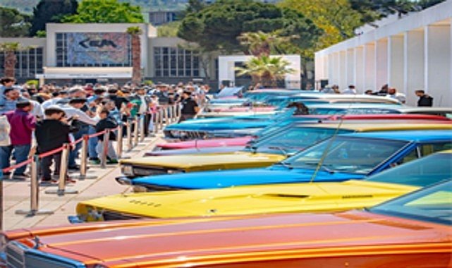 Klasik Otomobil Sergisi ziyaretçilerini zaman yolculuğuna çıkardı