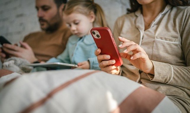 Kontrolsüz Ekran Kullanımı Psikolojimizi Nasıl Etkiliyor?