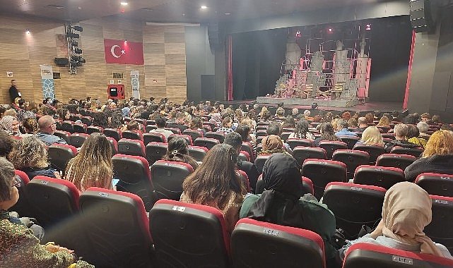 Manisa Şehir Tiyatrosu ‘Sen İstanbul’dan Daha Güzelsin’ oyununu ağırladı