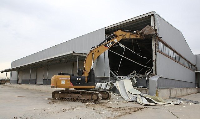 Nilüfer’de 4 bin metrekarelik kaçak depo yıkıldı