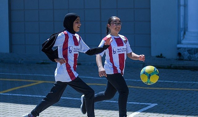 OSB Ortaokulunda 1.100 Öğrenciye İnegölspor Forması Dağıtıldı