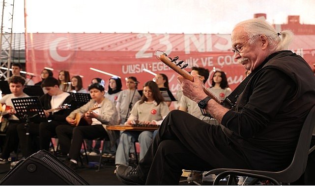 Usta Sanatçı Cahit Berkay Gençlerle Aynı Sahneyi Paylaştı