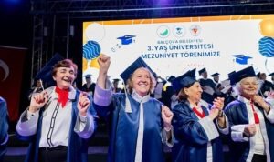 Balçova’da Mezuniyet Coşkusu: 3. Yaş Üniversitesi’nde Kepeler Umuda  Atıldı