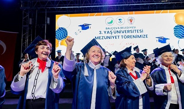 Balçova’da Mezuniyet Coşkusu: 3. Yaş Üniversitesi’nde Kepeler Umuda  Atıldı