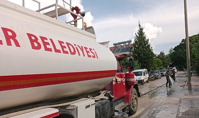 Kemer’de tozlu yollar yıkanıyor