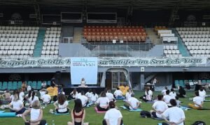 Sağlıklı yaşlanma için yoga yaptılar