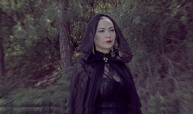 Yasemin Uğurlu’dan Yeni Tekli: “Kızıl Topraklar”