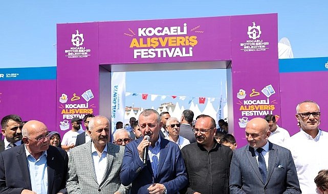 Büyükakın kurdeleyi kesti, hayırlı işler diledi