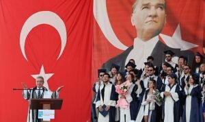 DEÜ Güzel Sanatlar Fakültesinde Mezuniyet Coşkusu: Başkan Cemil Tugay, Eşinin Mezuniyet Sevincine Ortak Oldu