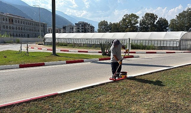 Finike’de yollar yenileniyor bordürler boyanıyor