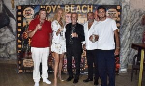 Noya Beach’te coşkulu Yeşilçam Gecesiİ: Nuri Alço’nun elinden gazoz içme yarışına girdiler!
